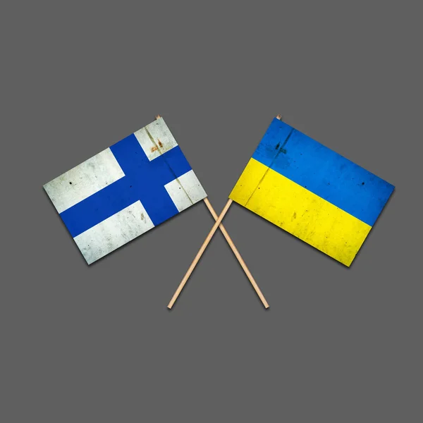 Vlajky Finska Ukrajiny Dřevěných Tyčích Izolovaný Šedém Pozadí Mezinárodní Politické — Stock fotografie