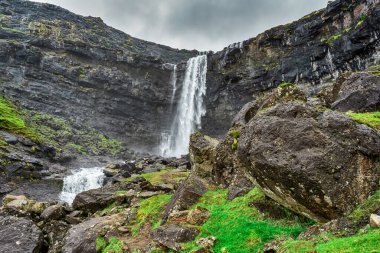 Güzel şelale. Faroe Adaları. Danimarka Avrupa Doğa Manzaraları