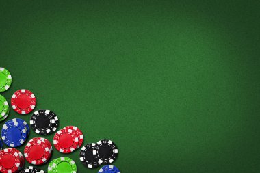 Yeşil arka planda poker fişleri. Uzayı kopyala Kumar geçmişi