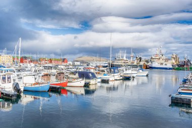 Faroe adaları. Danimarka. 11 Mayıs. 2022 yılı. Körfezde park edilmiş tekneler, güzel küçük renkli evlerin arasında. Avrupa. Nakliye. Su Taşımacılığı Doğa Manzaraları