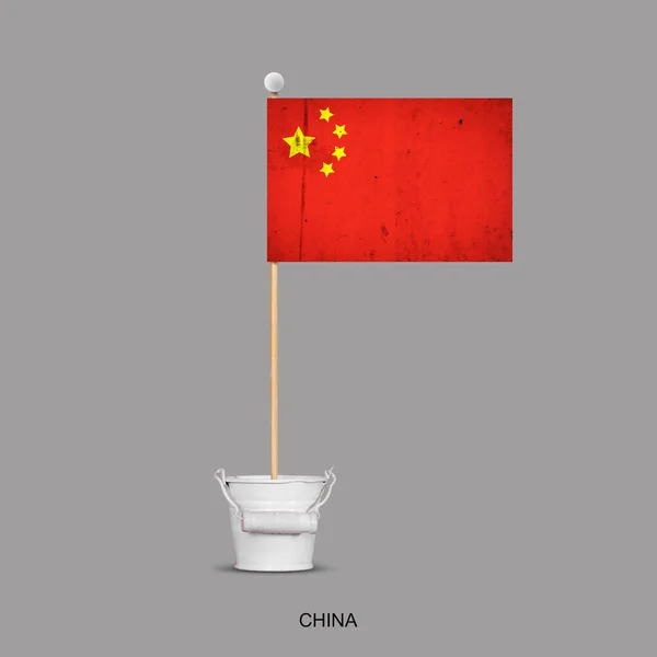 Grunge Bendera Cina Pada Tongkat Dalam Ember Kecil Terisolasi Latar — Stok Foto