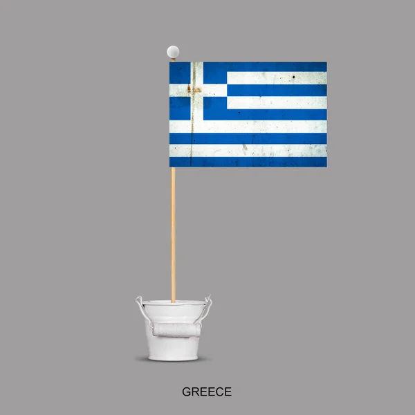Grunge Flag Greece Egy Boton Egy Kis Vödörben Szürke Háttérrel — Stock Fotó