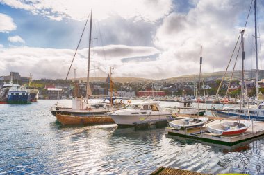 Faroe adaları. Danimarka. 11 Mayıs. 2022 yılı. Körfezde park edilmiş tekneler, güzel küçük renkli evlerin arasında. Avrupa. Nakliye. Su Taşımacılığı Doğa Manzaraları