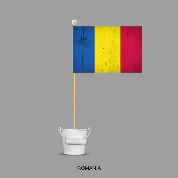 Grunge Flag Romania Çubukta Küçük Bir Kovada Gri Bir Arka — Stok fotoğraf