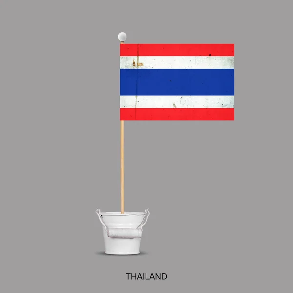 把泰国国旗绑在一根棍子上 放在一个小桶里 被灰色的背景隔离了标志和符号 设计元素 — 图库照片
