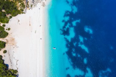 Yunanistan 'ın Kefalonia adasındaki Fteri Sahili, İyon Denizi Yunanistan. Turkuaz renkli su ve uzak plaj