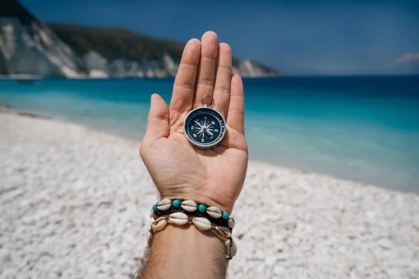 Mão Segurando Uma Bússola Praia Fundo — Fotografia de Stock