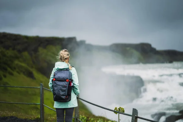 Mulher Loira Com Mochila Casaco Verde Visitar Gullfoss Poderosa Cachoeira — Fotografia de Stock