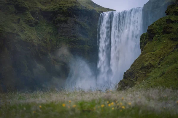 Cascada Más Popular Islandia Skogafoss Agua Precipita Con Choque Formando —  Fotos de Stock