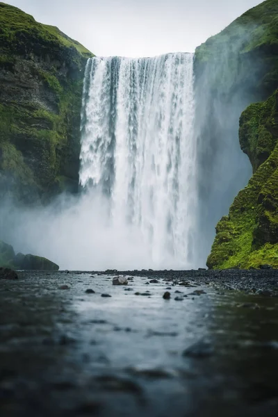 Знаменитый водопад Скогарфосс на юге Исландии — стоковое фото