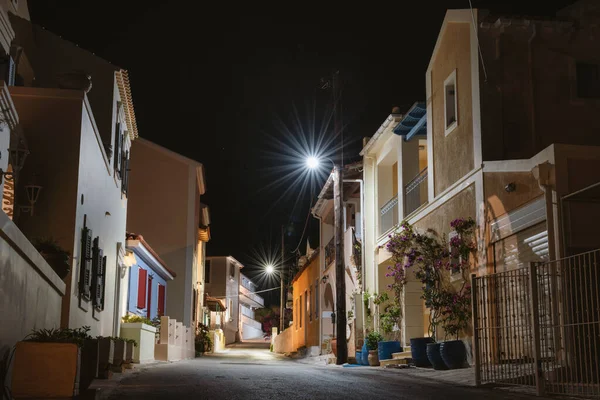 Luces de calle en la noche en el pequeño pueblo griego de Assos situado en la isla de Cefalonia, Grecia — Foto de Stock