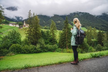Dolomitler, Santa Maddalena turistik köyü, Dolomitler, İtalya ve Avrupa 'daki Val di Funes vadisinin keyfini çıkarın..