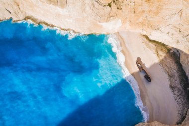 Yunanistan 'ın Zakynthos Adası' ndaki Navagio plaj körfezindeki Batık 'ın hava manzarası. Yaz tatili konsepti.
