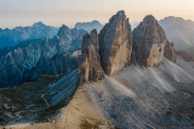 Günbatımında Tre Cime di Lavaredo, Sexten Dolomitleri, İtalya.