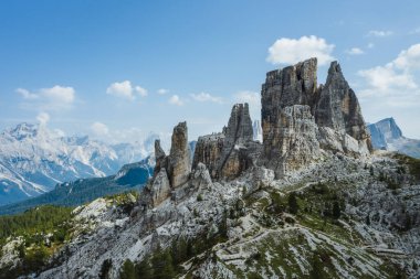 İtalya 'nın Dolomites dağlarındaki Cinque Torri' nin hava manzarası. Güneşli bir yaz gününde destansı manzara.