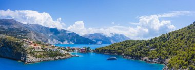 Assos, Yunanistan 'ın Kefalonia kentinin yukarısından güzel bir balıkçı köyü. Erial drone görüntüsü. Yelkenli tekneler turkuaz körfezde demirlemiş..