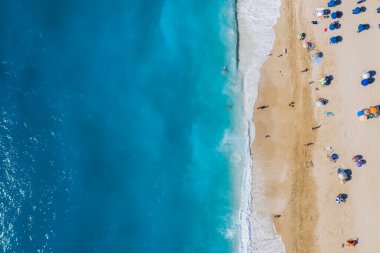 Milos 'un turkuaz berrak suları ve güneşli yatakları, Lefkada adası, İyonya, Yunanistan' daki en popüler plajının hava aracı bakışı fotoğrafı.