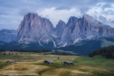 Dolomites. Seiser Alm görüntüsünü Dolomit Yaylası ve en büyük yüksek irtifa Avrupa alpin çayır manzara.