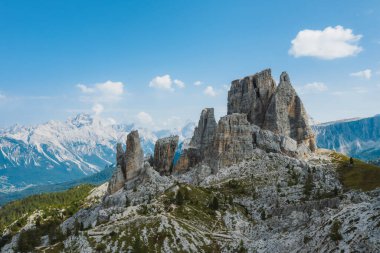 İtalya 'nın Dolomites dağlarındaki Cinque Torri' nin hava manzarası. Güneşli bir yaz gününde destansı manzara.
