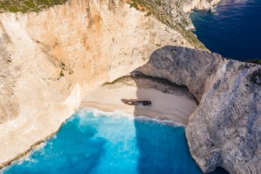 Yunanistan 'ın Zakynthos Adası' ndaki Navagio plaj körfezindeki Batık 'ın hava manzarası. Yaz tatili konsepti.