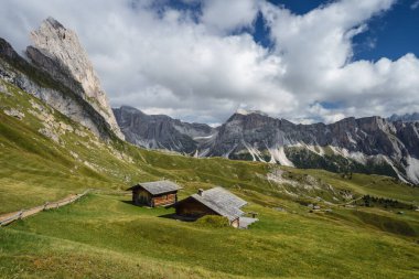Dolomite Alpleri 'ndeki Seceda yaylası, Odle dağı sıraları, Güney Tyrol, İtalya, Avrupa' daki yürüyüş sırasında dinlenmek için şapkalar.