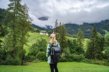 Dolomitler, Santa Maddalena turistik köyü, Dolomitler, İtalya ve Avrupa 'daki Val di Funes vadisinin keyfini çıkarın..