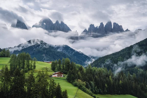 Val Funes Vadisi Ndeki Magdalena Kilisesi Dolomitler Talya Arkaplanda Furchetta — Stok fotoğraf