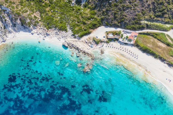 Yunanistan 'ın Kefalonia Adası' ndaki Petani Plajı 'nın havadan görünüşü.