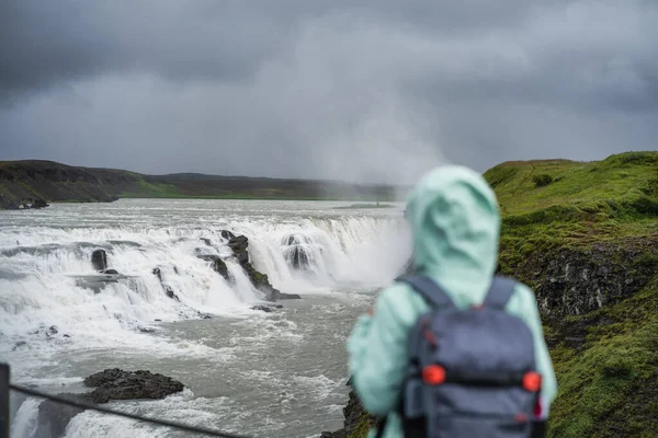 Mulher Com Mochila Casaco Verde Frente Famosa Cachoeira Gullfoss Islândia — Fotografia de Stock