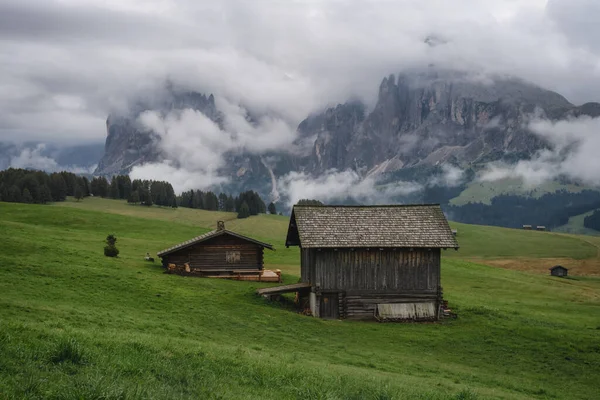 Alpe Siusi Dolomites Italian Alps的木制棚屋 — 图库照片
