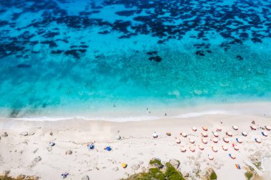 Petani sahilinin, turkuaz deniz ve yaz güneşlik yataklı, Cefalonia adası, İyonya ve Yunanistan 'daki havadan çekilmiş insansız hava aracı fotoğrafı..
