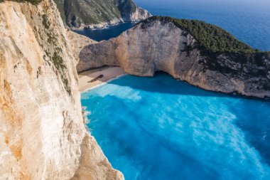 Yunanistan 'ın Zakynthos Adası' ndaki Navagio ya da Batık Plajı 'nın havadan görüntüsü. Yaz tatili konsepti.