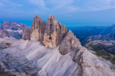 Ulusal Doğa Parkı Tre Cime Dolomites Alplerinde. İtalya 'nın güzel doğası. Gün batımında hava manzarası.