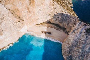 Yunanistan 'ın Zakynthos Adası' ndaki Navagio plaj körfezindeki Batık 'ın hava manzarası. Yaz tatili konsepti.