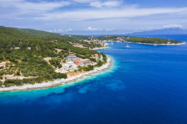 Yunanistan 'ın güzel Fiskardo köyü Kefalonia adasına panoramik hava manzarası. Turkuaz deniz ve güzel kıyı şeridi.