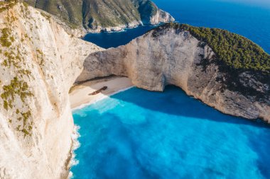 Yunanistan 'ın Zakynthos Adası' ndaki Navagio ya da Batık Plajı 'nın havadan görüntüsü. Yaz tatili konsepti.