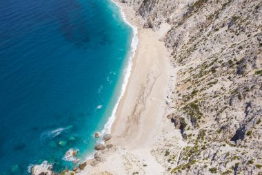 Ünlü Platia Ammos beach Kefalonia Island, Yunanistan. Plaj 2014 yılının ilkbaharında depremden etkilendi ve sahilde aşağı gitmek çok zordur.