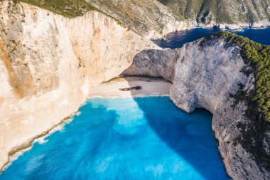 Yunanistan 'ın Zakynthos Adası' ndaki Navagio ya da Batık Plajı 'nın havadan görüntüsü. Yaz tatili konsepti.