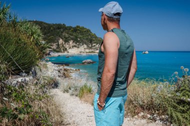 Yunanistan 'ın Lefkada İyon adasındaki Agios Nikitas köyü yakınlarındaki Milos plajı. Akşam gün batımı Altın ışık.