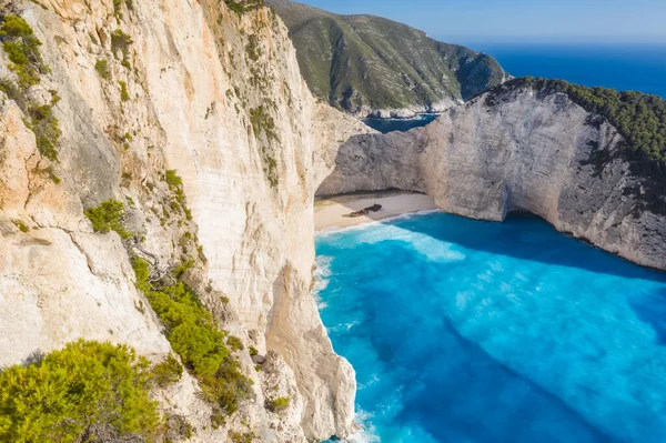 Yunanistan 'ın Zakynthos Adası' ndaki güzel Navagio ya da Batık Sahili 'nin hava manzarası. Uçurumun kenarındaki turistler yaz yolculuğunun tadını çıkarıyorlar..
