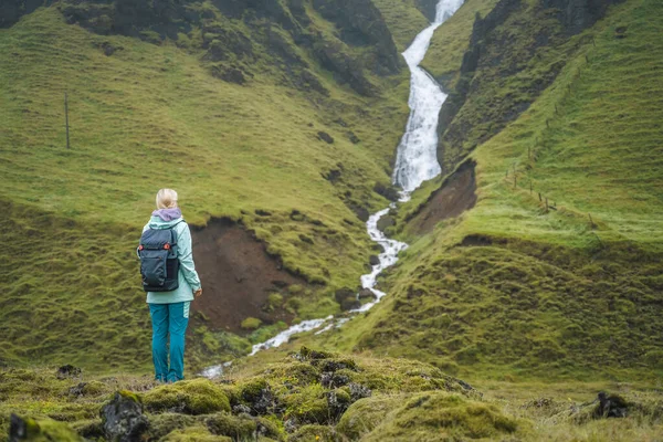 Mulher Turista Com Mochila Frente Cachoeira Icelandic Montanha Perto Fjadrargljufur — Fotografia de Stock
