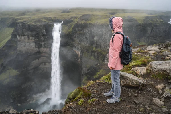 Mulher Com Mochila Desfrutando Haifoss Cachoeira Islândia Highlands — Fotografia de Stock