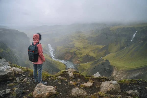 Kobieta Plecakiem Widoku Nad Rzeką Fossa Blisko Wodospadu Haifoss Islandia — Zdjęcie stockowe