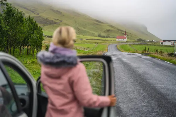 Die Frau Genoss Die Typisch Ländliche Isländische Kirche Mit Rotem — Stockfoto