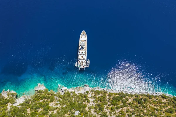 Légi Kilátás Luxus Magányos Jacht Hajó Türkiz Kék Tenger Félreeső — Stock Fotó