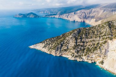 Yunanistan 'ın Kefalonia Adası' nda mavi körfezli Myrtos plajı.