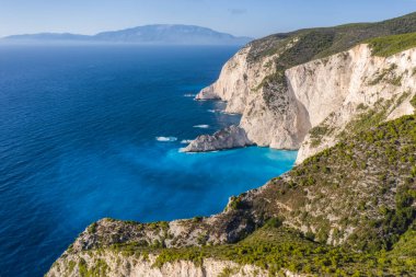Yunanistan 'ın Zakynthos Adası' ndaki Navagio veya Batık Plajı yakınlarındaki kireçtaşı uçurumlarının havadan görünüşü. Yaz tatili konsepti.
