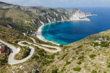 Yunanistan 'ın Kefalonia kentindeki Petani Plajı' na giden Serpentine yolu..