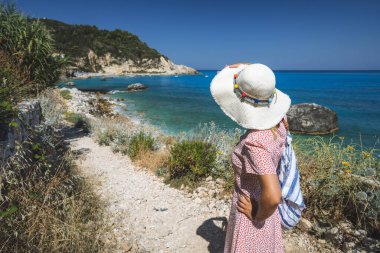Yunanistan 'ın Lefkada İyon adasındaki Agios Nikitas köyü yakınlarındaki Milos plajı. Akşam gün batımı Altın ışık.