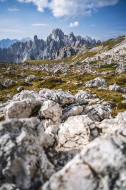 Arkadaki Cadini di Misurina dağ grubuyla Rifugio Lavaredo. İtalya, Cime di Lavaredo 'da Dolomitler.